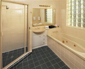 McNevins Logan Park Motel - Accommodation NSW 1