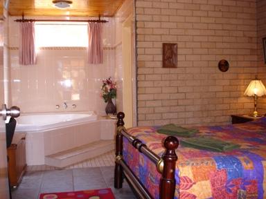 Lake Front Motel - Accommodation NSW 16