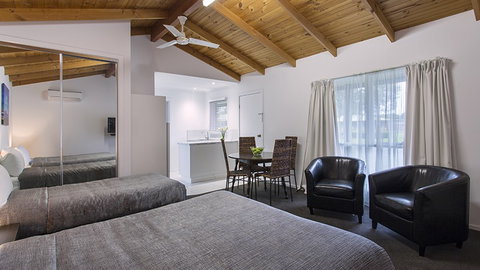 BEST WESTERN Colonial Village Motel - Accommodation NSW 2