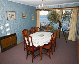 Waterside Accommodation - Derwent Retreat - Accommodation NSW 2