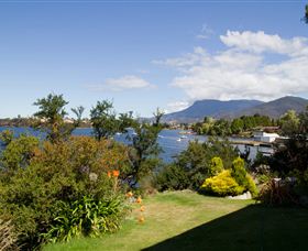 Waterside Accommodation - Derwent Retreat - Accommodation NSW 5
