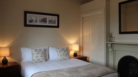 Seymours On Lydiard - Accommodation NSW 4