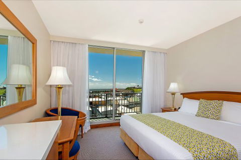 Quality Hotel NOAHS On The Beach - Accommodation NSW 4