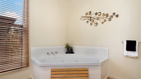 Lake Como Villa & Studio - Daylesford - Accommodation NSW 3