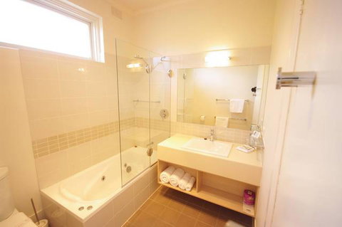 Adelaide Road Motor Lodge - Accommodation NSW 3