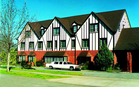 Albury Manor House - Accommodation NSW 0