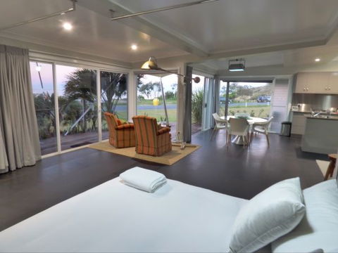 ArtHOUSE Beachfront Accommodation - Accommodation NSW 3