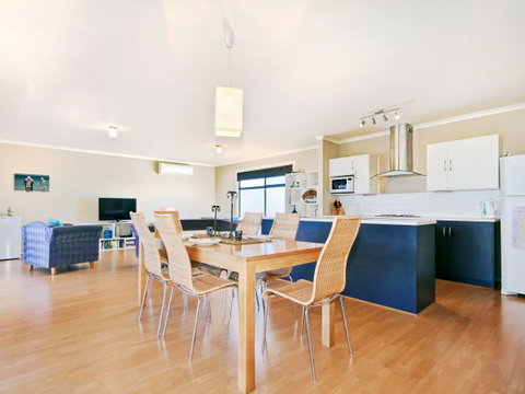 Century 21 SouthCoast: Whinnerah Sunsets - Accommodation NSW 2