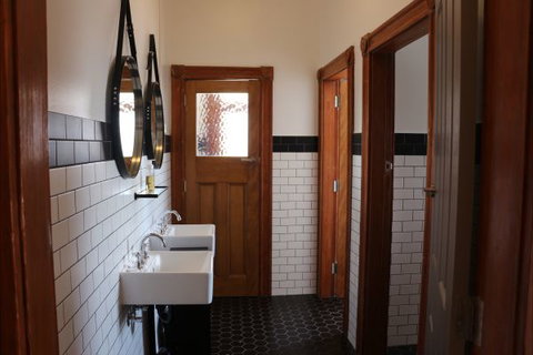 Guildford Hotel - Accommodation NSW 4