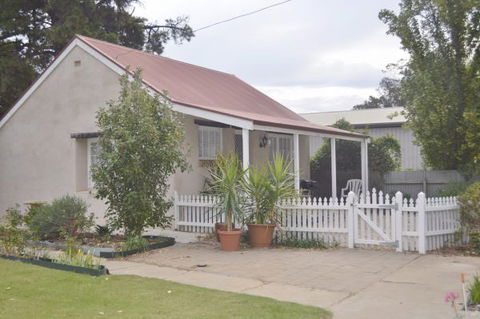 Almond Tree Cottage - Accommodation NSW 4