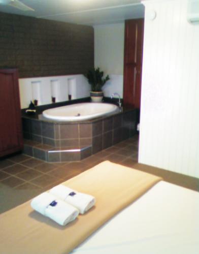 Country Plaza Motor Inn - Accommodation NSW 8