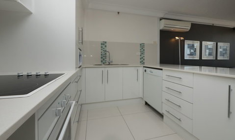 Surfers Century Oceanside Apartments - Accommodation NSW 9
