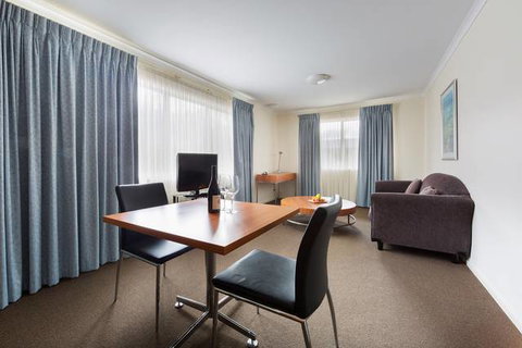 Premier Hotel & Apartments - Accommodation NSW 4