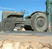 Ferguson Tractor Monument - Accommodation NSW