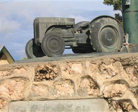 Ferguson Tractor Monument - Accommodation NSW 3