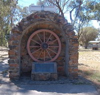 Jindera Pioneer Cairn - Accommodation NSW