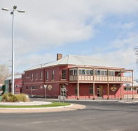 Kellys Rugby Hotel and Bottle Shop - Accommodation NSW