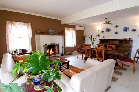 Villa Cavour Bed And Breakfast - Accommodation NSW 2
