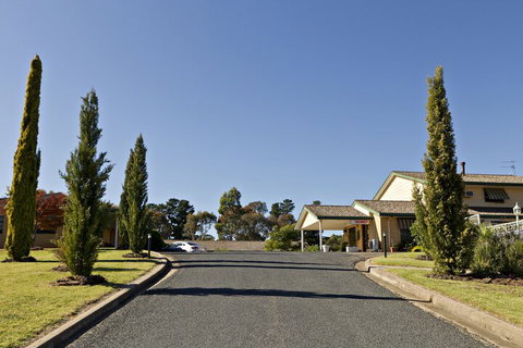 Hilltops Retreat Motor Inn - Accommodation NSW 1