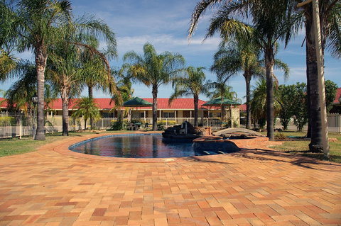 Pines Country Club Motor Inn - Accommodation NSW 2