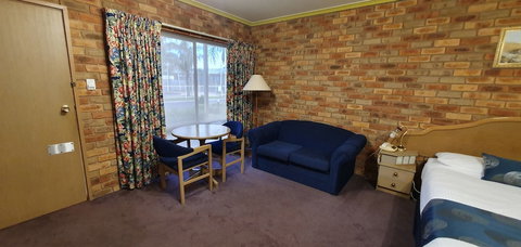Pines Country Club Motor Inn - Accommodation NSW 4