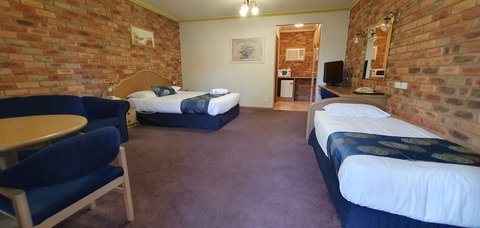 Pines Country Club Motor Inn - Accommodation NSW 5