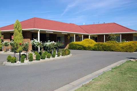 Pines Country Club Motor Inn - Accommodation NSW 3