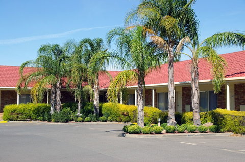 Pines Country Club Motor Inn - Accommodation NSW 0