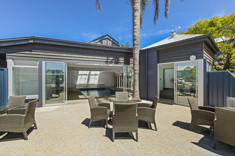 Bellevue On The Lakes - Accommodation NSW 4