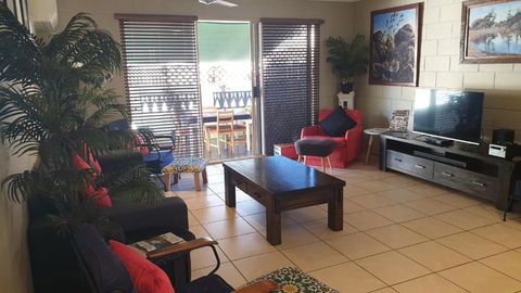 A City Retreat 2BR Apartment Reid Park Townsville - Accommodation NSW 5