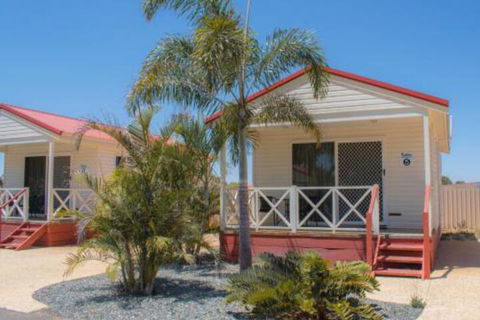 Outback Oasis Caravan Park - Accommodation NSW 4