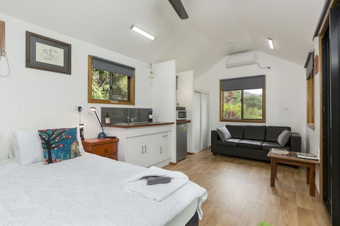 Mena Creek Flower House - Accommodation NSW 5