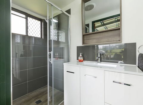 Mena Creek Flower House - Accommodation NSW 4