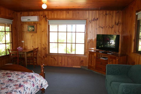 Gaol House Cottages - Accommodation NSW 3
