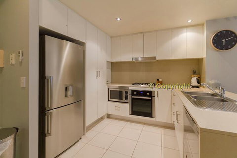 A Deluxe Swim Up Drift Apartments South - Accommodation NSW 3