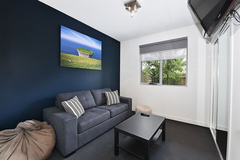 Close To Airport City & Shops - Accommodation NSW 7