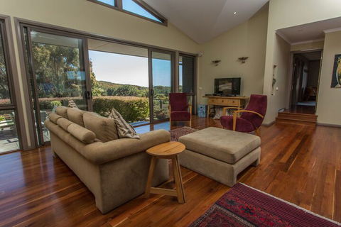 Tura Beachhouse In Dolphin Cove - Accommodation NSW 5