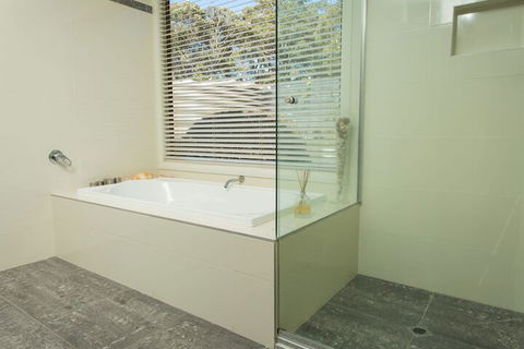 Tura Beachhouse In Dolphin Cove - Accommodation NSW 4