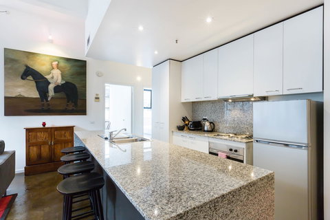 CYNTHIA, 2BDR Melbourne Apartment - Accommodation NSW 1