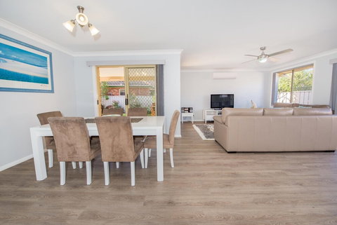 Pebble Pde 1 / 14 Fingal Bay - Accommodation NSW 3