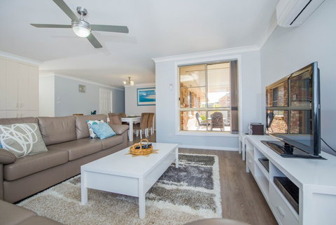 Pebble Pde 1 / 14 Fingal Bay - Accommodation NSW 4