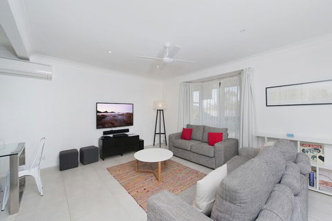 Ronald Avenue 101 Sea Behind The Trees - Accommodation NSW 4