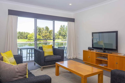 Villa On The Green - Accommodation NSW 2