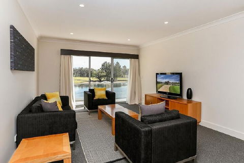 Villa On The Green - Accommodation NSW 3