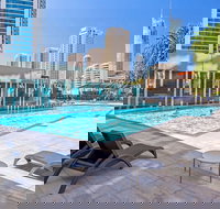 Sealuxe - Central Surfer Paradise Seaview Deluxe Spa Apartment - Accommodation NSW