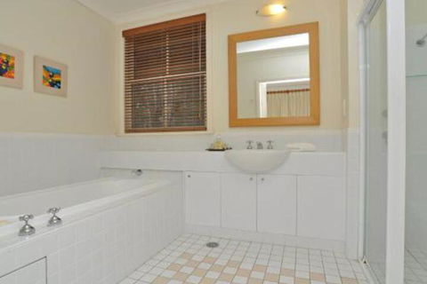 Villa Merlot Located Within Cypress Lakes - Accommodation NSW 5