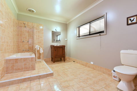 Ironstone Estate - Accommodation NSW 4