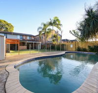 HomeHotel 4 Bedroom  Homeoffice with Nice Pool - Accommodation NSW