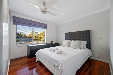 HomeHotel 4 Bedroom & Homeoffice With Nice Pool - Accommodation NSW 4