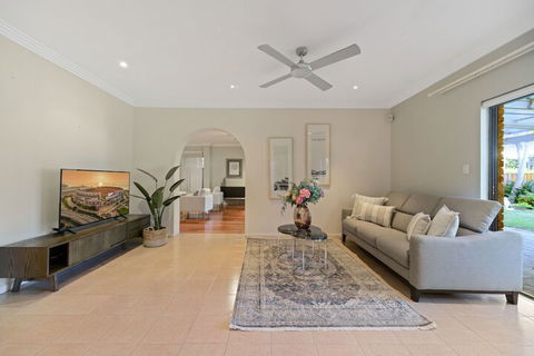 HomeHotel 4 Bedroom & Homeoffice With Nice Pool - Accommodation NSW 3